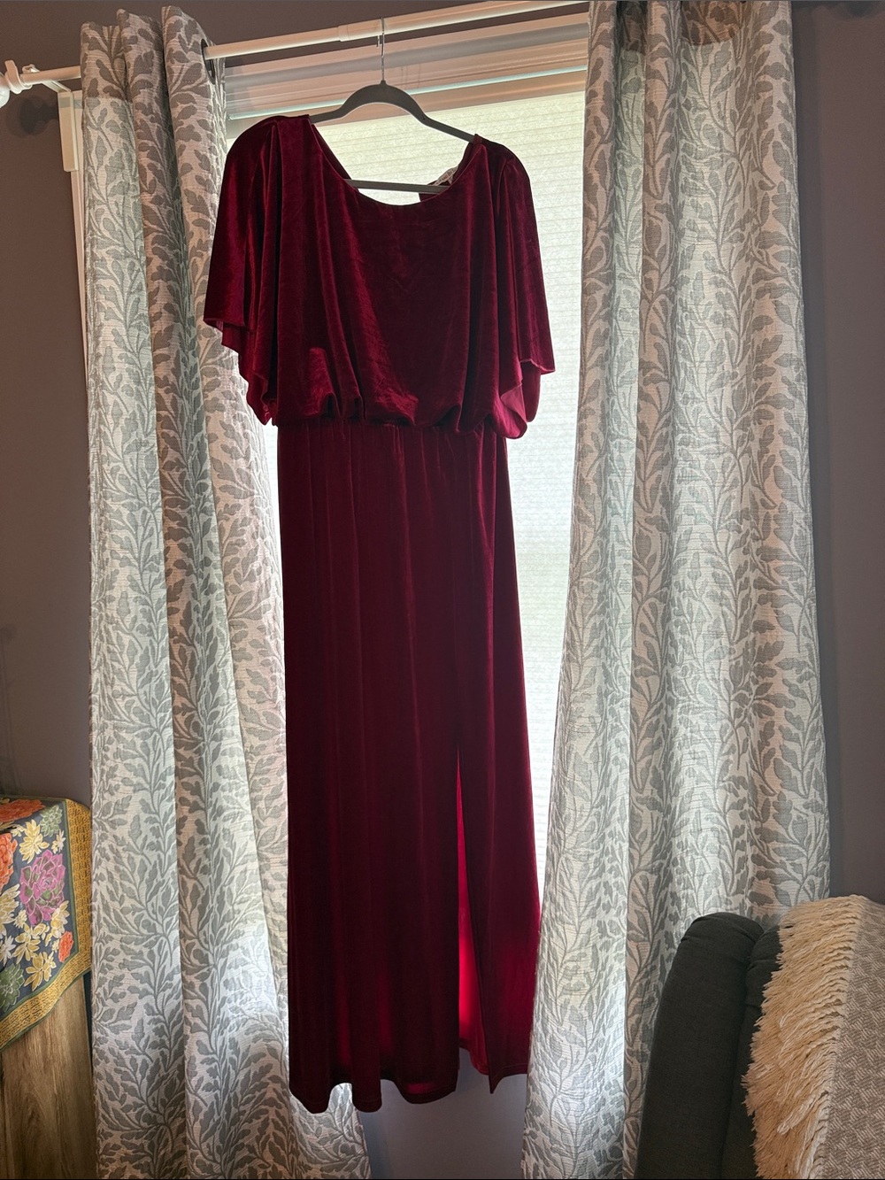 Elegant Women's Velvet Midi Dress in Deep Burgundy
